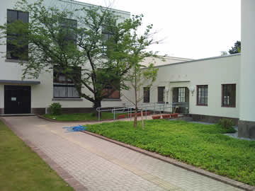 講堂と校舎を繋ぐ廊下
